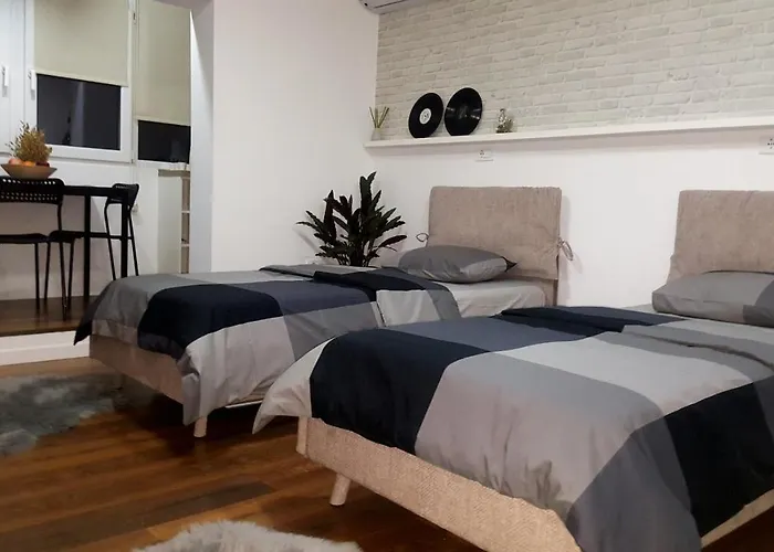 Traveler's Place At Centre Апартаменты Тирана